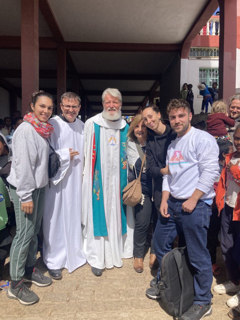 Asistencia a Misa del Padre Pedro en Madagascar