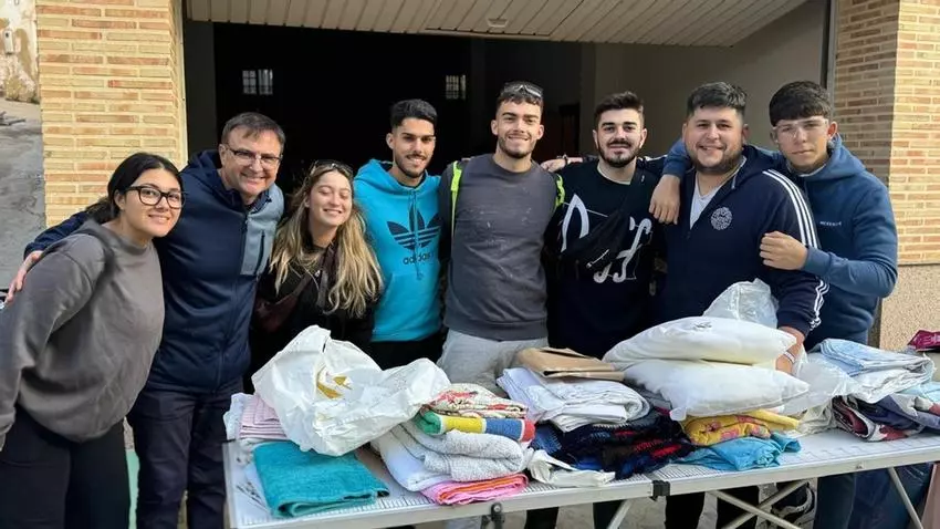 La asociación sevillana Escuela Cultura de Paz y alumnado del IES Salvador Távora con los valencianos un mes después de la DANA